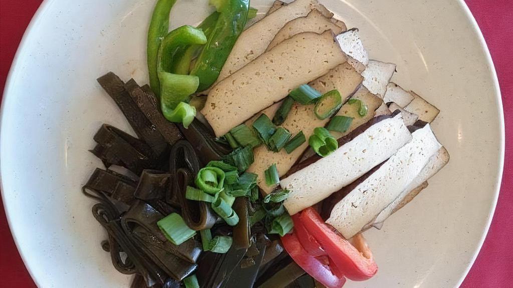 5 Spice Tofu & Seaweed | 麻辣五香豆乾海帶雙拼 · Spiced baked tofu with spiced kelp seaweed.  🥜 🥬🌶