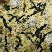 Pesto Di Pistachio E Gorgonzola · Pistachio pesto, fresh mozzarella, gorgonzola, kale, garlic and chili oil.