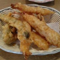 Ap01. Shrimp Tempura (7) · Seven deep-fried shrimps.