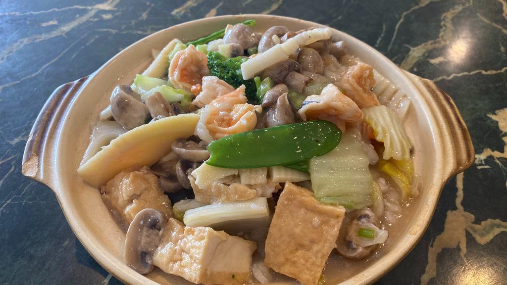 Assorted Tofu Pot · 四宝豆腐
with shrimp fish tofu and vegetable