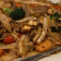 Phad Kee Mao · Pan-fried rice noodles with chili sauce, egg, fresh basil, mushrooms, tomatoes, broccoli, be...