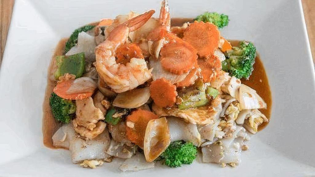 Spicy Noodles · Pan-fried rice noodles with egg, broccoli, onion, carrot , mushrooms, bell peppers, basil, chicken and prawn