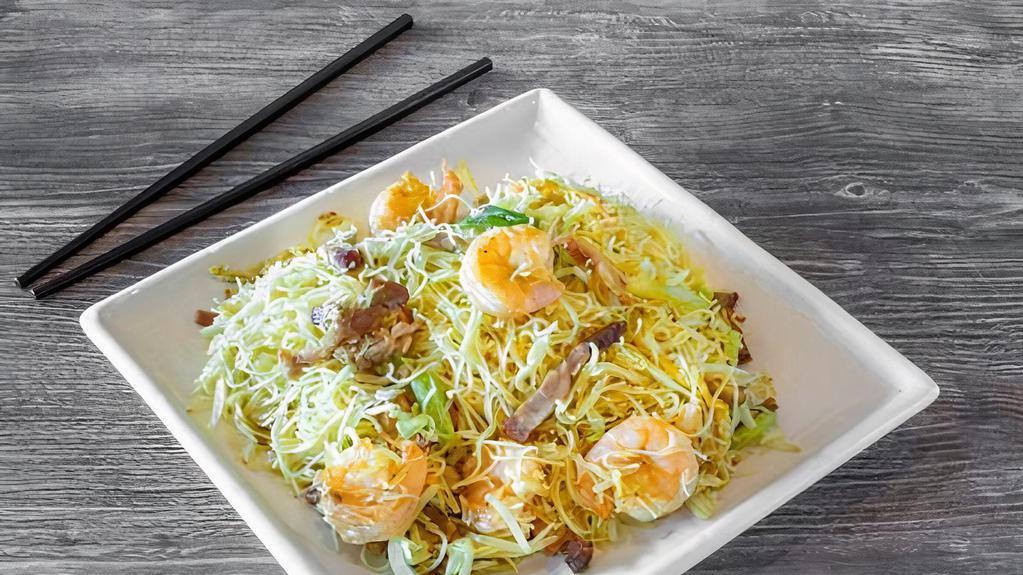 Singapore Rice Noodle · Gluten Free. Thin rice noodles | dry yellow curry | shrimp | BBQ pork | eggs | scallions | bean sprouts | white onions