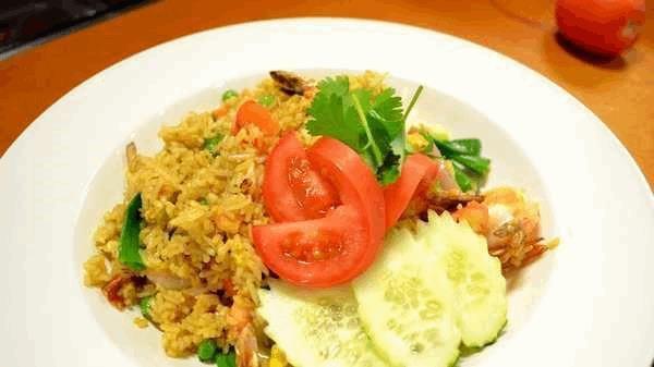 34 Thai Fried Rice · Egg,tomato,pea carrot,red onion and green onion.