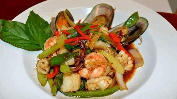 67 Pad Char Seafood · Shrimp,squid,scallop and mussel stir fried with onion,basil in chili paste.