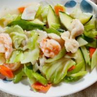 Dragon And Phoenix 龙凤配 · Chicken and shrimp stir fried with various vegetables in a white wine sauce.