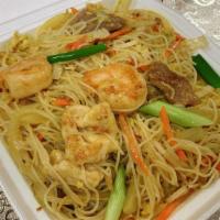 Singapore Chow Fun · Thin noodle stir fried with chicken, beef and shrimp in curry flavor