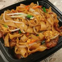 Flat Rice Noodle With Beef · 