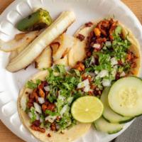 Burrito (Lengua) / Burrito (Tongue) · Incluye cebolla, cilantro y frijoles. / Includes onion, coriander and beans.