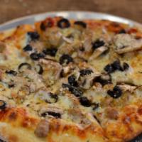 Real Quiet Pizza · Tomato sauce - sausage - fresh garlic - mushroom - black olive - mozzarella.