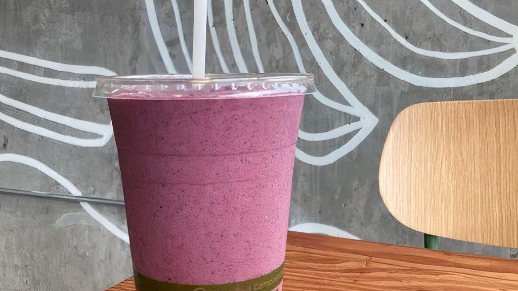 Berry Sunny Smoothie · 100% organic smoothie made with strawberries, blueberries, banana, house peanut butter, rolled oats & house cashew milk<br />