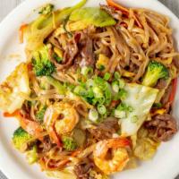 Hủ Tiếu Xào Đặc Biệt. · Soft rice noodle stir-fried w/ beef, chicken, shrimps &veggies