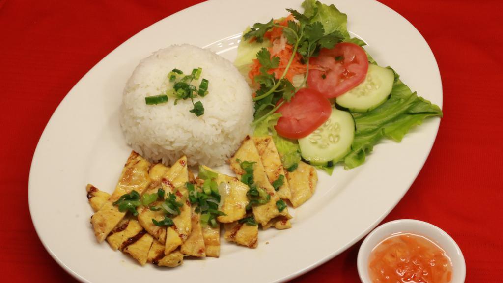 Com Gà Nưóng · Rice with grilled chicken.