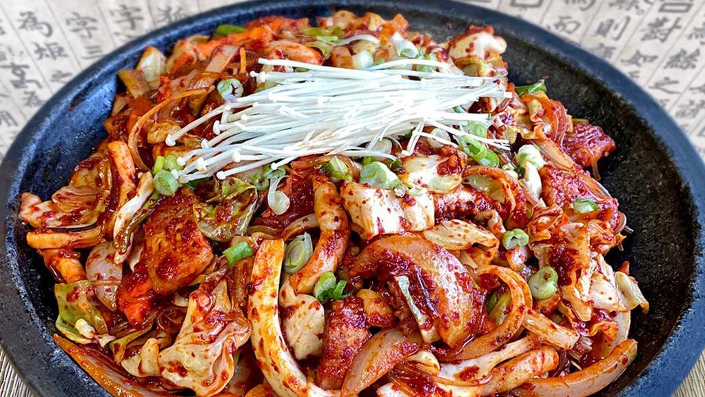 오삼불고기｜O Sahm Bulgogi · Spicy. Squid, sliced pork belly, veg, and rice cake in spicy sauce.