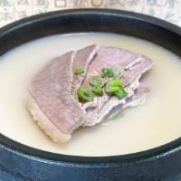 설렁탕｜Seol Leon Tang · Ox bone soup with sliced of brisket and yam noodle.
