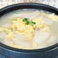 떡국｜Rice Cake Soup · Thin sliced rice cake with egg in beef soup.