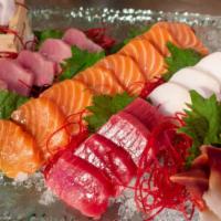 Sashimi Fan (28 Pieces Sashimi) · 8pcs salmon, 4pcs tuna, 6pcs yellowtail, 6pcs white tuna and 4pcs surf clam.