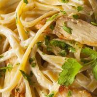 Kids Spaghetti Blancos Con Pollo · Buttered fettuccine noodles mixed with eggs and Parmesan cheese and seasoned chicken.
