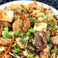 Drunken Noodles With Chicken · Wide rice noodles stir fried w/chicken, topped with green onions, cilantro, red onions & bro...