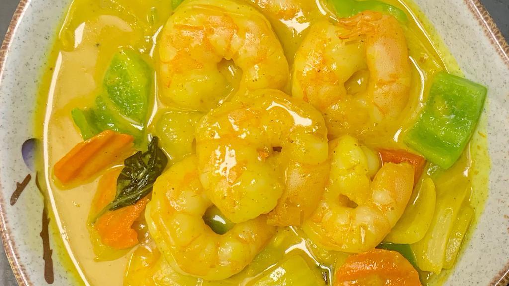 Yellow Curry With Shrimp · Spicy. Green and red bell pepper, peas and carrots, bamboo and basil in yellow curry sauce with Shrimp.
