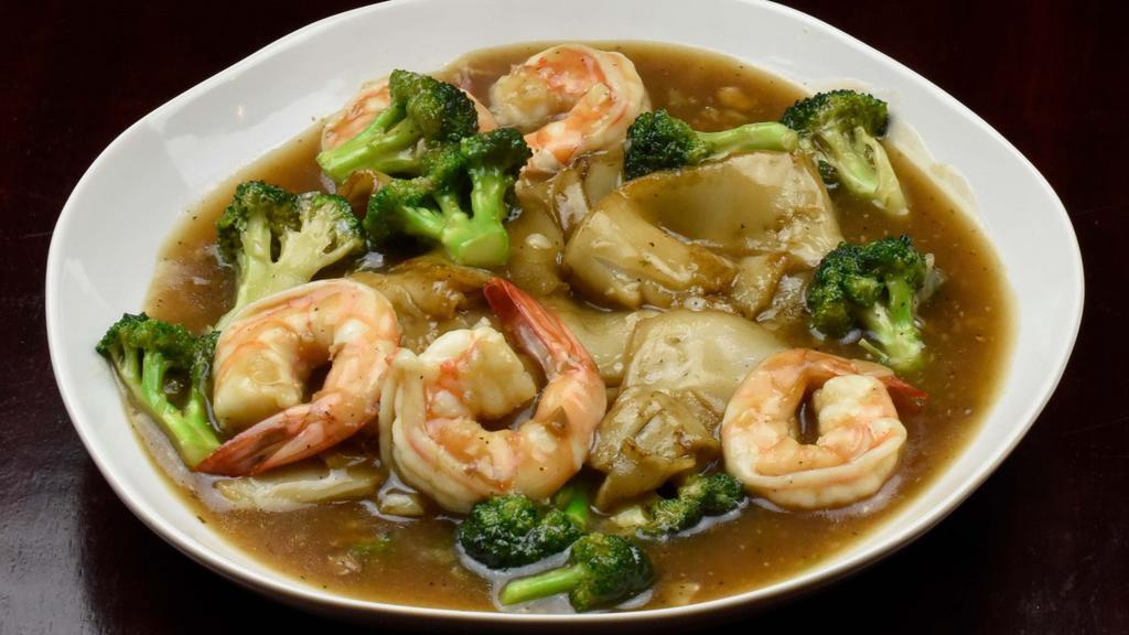 N4 Lad Nah · Stir fried flat wide rice noodles with broccoli, black soy sauce, topped with thick flavorful sauce. Your choice of : Chicken, Beef, Pork, or Tofu(Vegetarian)$12.95. Shrimps $13.95.