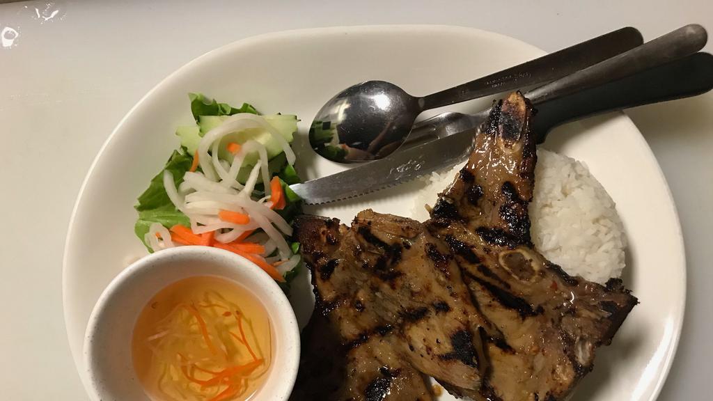Com Suon Heo Nuong · Steam rice with grilled pork chop.