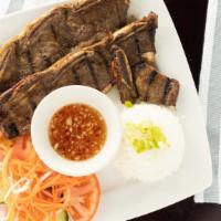 Com Suon Bo Nuong · Rice with grilled beef shortribs.