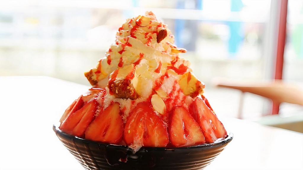 Strawberry Cheese Cake Bingsoo · Rich cheesecake, fresh strawberry, almonds slice, and topping cream.