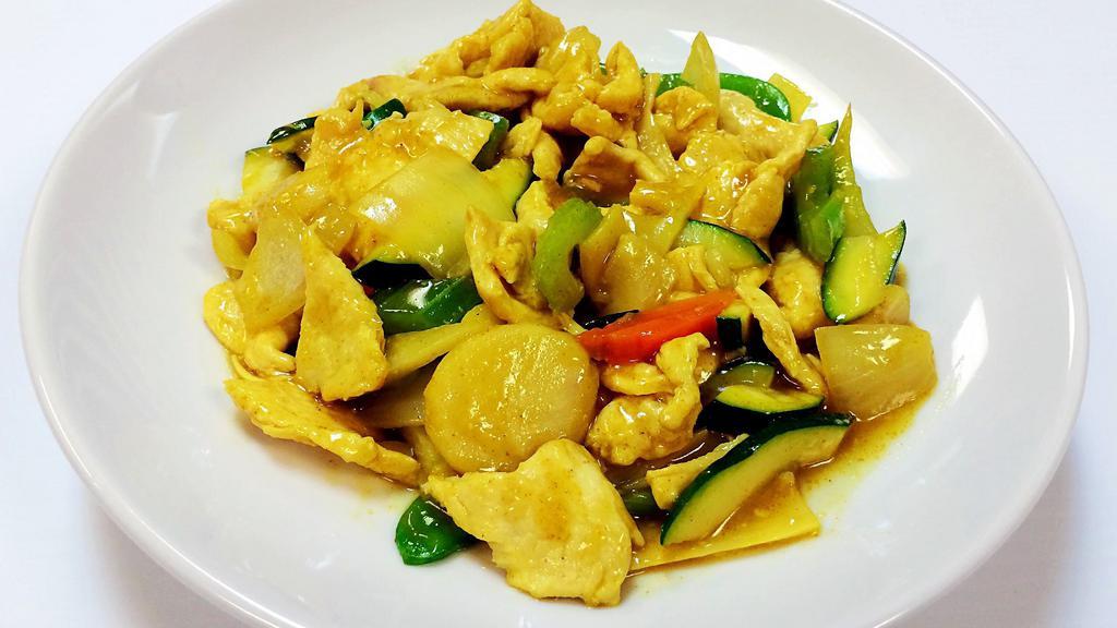 Spicy Curry · Spicy. Chicken, beef or shrimp. Stir fried with onions, potato, bamboo shoots. Zucchini, bell pepper and coconut milk served in a yellow curry sauce.