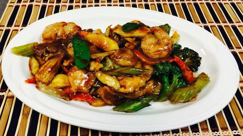 Four Season · Scallops, shrimp, chicken and beef stir fried with assorted vegetable served in a garlic soy sauce.