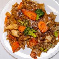 Pad Se Ew · Wide rice noodle, broccoli, carrots, and eggs.