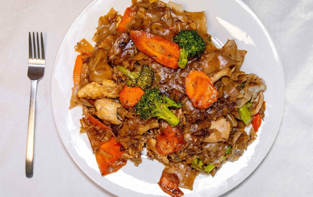 Pad Se Ew · Wide rice noodle, broccoli, carrots, and eggs.