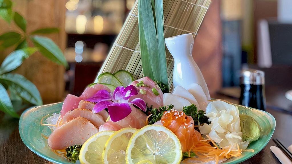 Sashimi · Chef's choice of 7 pieces assorted sashimi.