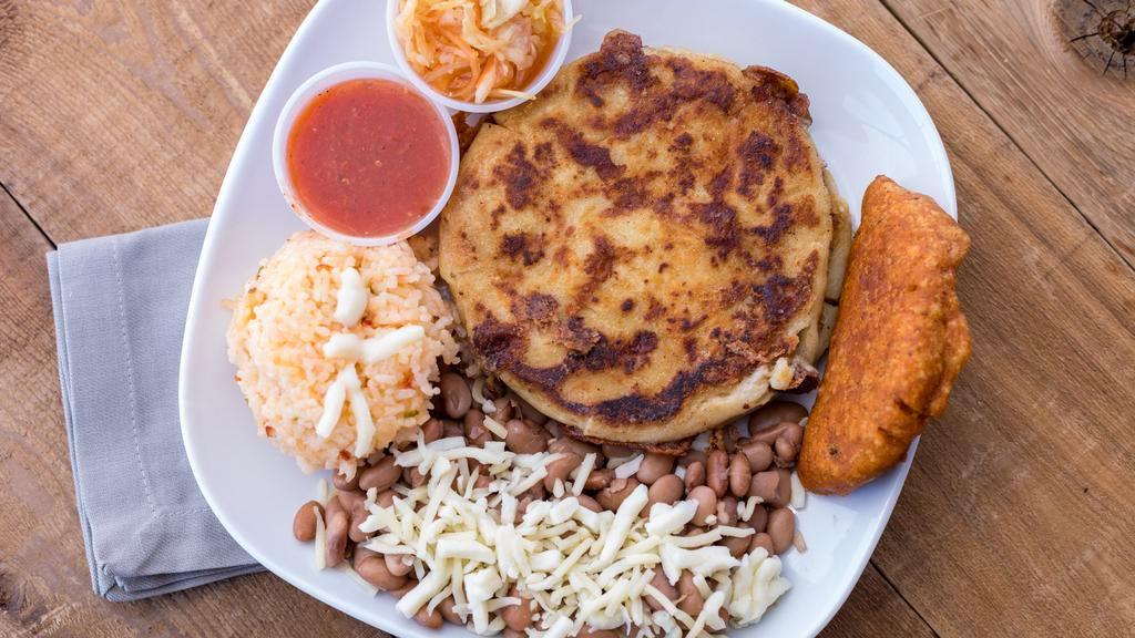 Pupusas Plate · Incluye arroz y frijoles / Includes rice and beans / Pastelito