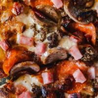 Pizza Amante De La Carne · Mozzarella, pepperoni, sausage, ground beef, ham and bacon.