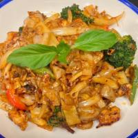 Phad Kee Mao · Thick rice noodles, egg, bamboo shoots, tomatoes, onions, bell peppers, green peppers and ba...