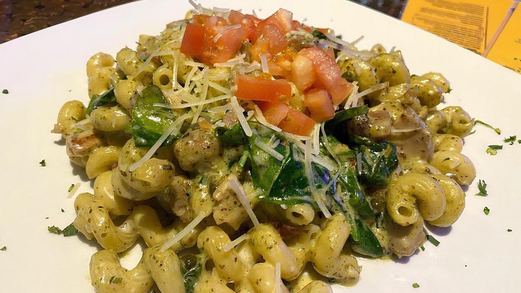 Tuscan Mac · Creamy pesto sauce, Italian sausage, bacon, capers, chicken,
spinach with fresh dices tomatoes and parmesan cheese.