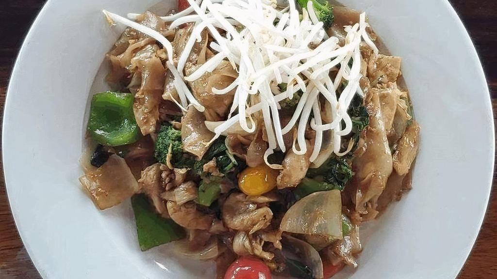 Drunken Noodle · Wide noodle, EGG, onion, bell peppers, broccoli, basil and beansprout.