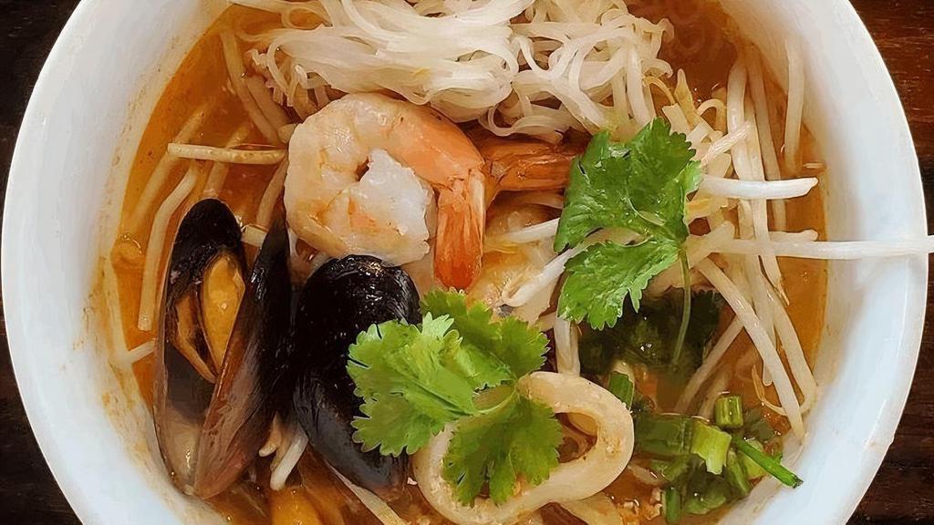 Tomyum Noodle Soup · noodle, ground chicken, shrimp, squid, mussel, beansprout, green onion and cilantro.
