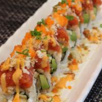 Sensen Roll · In: Shrimp Tempura, Krab, Avocado
Top: Spicy Tuna, Crunch Flakes