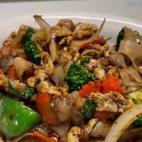 Drunken Noodles / Pad Kee Mao · Stir fried wide rice noodles with egg, bell pepper, yellow onion, carrot and basil leaf.