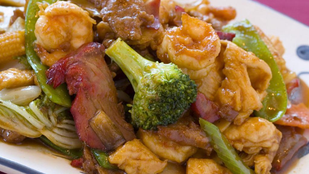 Happy Family · Shrimp, roast pork, chicken, beef and veggies in special brown sauce.