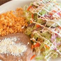 Tacos Dorados / Golden Brown Tacos · El plato viene con lechuga, zanahorias, cebollas moradas aguacate, queso, y un acompañante d...