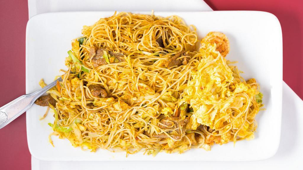 Singapore Style Noodles 新洲炒米粉 · Curry little spicy.