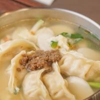 Tteok Mandu Guk · Dumpling soup with rice cake