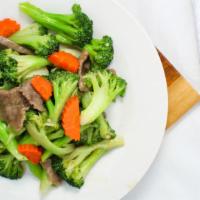 Beef Broccoli Dinner · Served with egg fried rice or chow mein noodle and one spring roll.