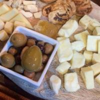 Beecher'S Cheese Plate  · a selection of cheeses(Beecher's Cheese), olives, honeycomb, fruit chips, crostini
