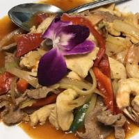 Pad King Sod (Ginger Chicken) · Stir-fried chicken, ginger, mushrooms, onions, bell peppers, & carrots in Thai sauce.