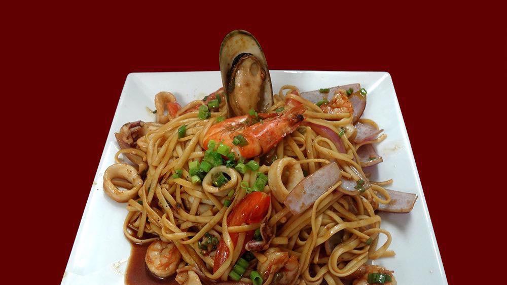 Tallarin Saltado De Marisco · With Spaghetti mixed with seafood, onions, and tomatoes.