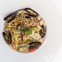 Seafood Pasta · Mussels, prawns, scallops, clams, Galliano cream
sauce, cherry tomatoes